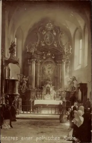 Foto Ak Polen, Innenansicht einer polnischen Kirche