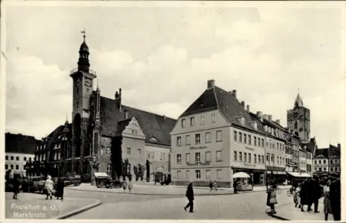 Ak Frankfurt an der Oder,  Marktplatz,  Gebäude, Menschen, Pferdefuhrwerke