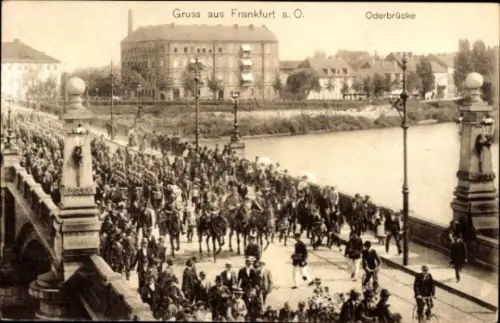 Ak Frankfurt an der Oder, Oderbrücke, Soldatenkompanie