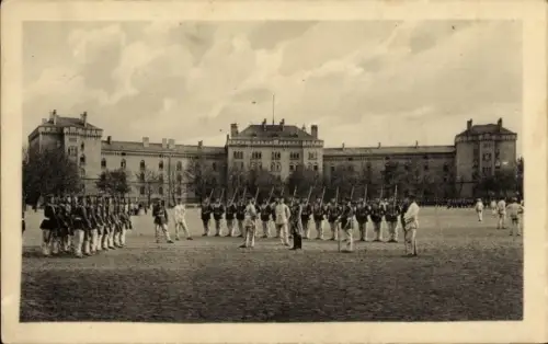 Ak Frankfurt an der Oder, Kaserne 1. Batl. Gren. Regt. Prinz Carl von Preußen Nr. 12, Exerzierplatz