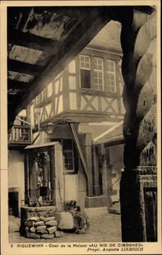 Ak Riquewihr Reichenweier Elsass Haut Rhin, Cour de la Maison au Nid de Cigognes, Brunnen