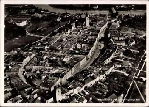 Ak Mühldorf am Inn Oberbayern, Luftaufnahme von  Stadtansicht, Fluss im Hintergrund