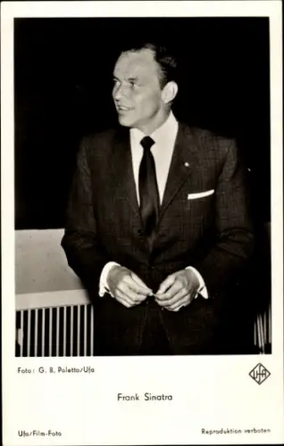 Ak Schauspieler und Sänger Frank Sinatra, Portrait im Anzug, UfA