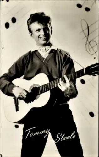 Ak Schauspieler und Musiker Tommy Steele mit Gitarre