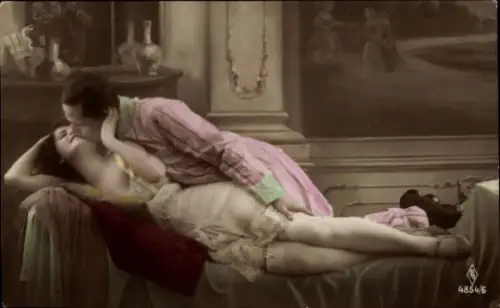 Ak Liebespaar, Frau in Unterwäsche, Kuss