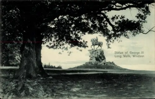 Ak Windsor Berkshire England, Statue von George III, Long Walk,  Baum im Vordergrund