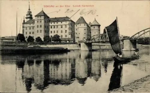 Ak Torgau an der Elbe, Schloss Härtenfels,  Elbe, Boot auf dem Wasser, Brücke