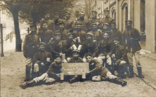 Foto Ak München, Monsfeldkaserne, Infanterie-Regiment 1, Deutsche Soldaten in Uniformen