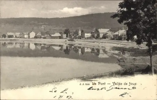 Ak Le Pont Kanton Waadt, Flusslandschaft, Häuser am Ufer, ruhiges Wasser, Berge im Hintergrund