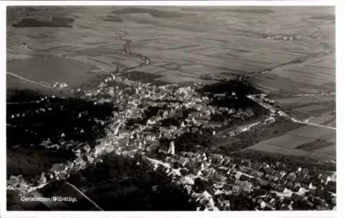 Ak Gerstetten auf der Alb Württemberg, Luftaufnahme von  Württemberg, ländliche Umgebung, viele D