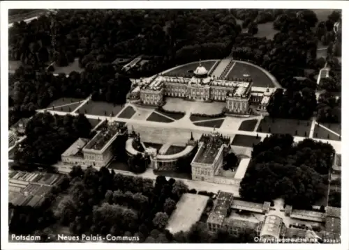 Ak Potsdam Sanssouci, Luftaufnahme, Neues Palais,  Parkanlage, Schwarz-Weiß