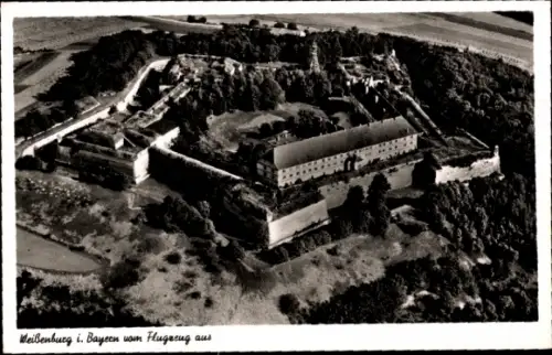 Ak Weißenburg in Mittelfranken Bayern, Luftaufnahme von Weißenburg, Burganlage, grüne Umgebung