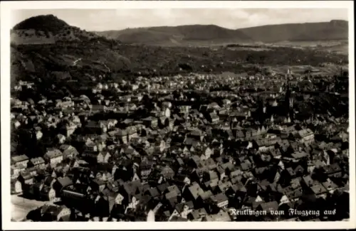 Ak Reutlingen in Württemberg, Luftaufnahme von  viele Häuser, Berge im Hintergrund