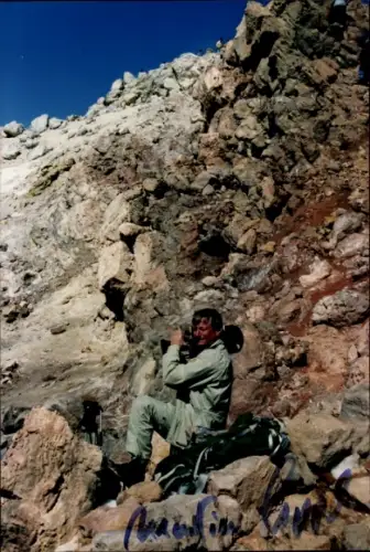 Foto Ak Naturfilmer, Kameramann im Gebirge, Autogramm, 1994