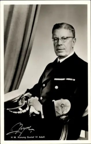 Ak König Gustav VI Adolf von Schweden, Konung Gustaf VI Adolf, Portrait in Uniform, Schirmmütze