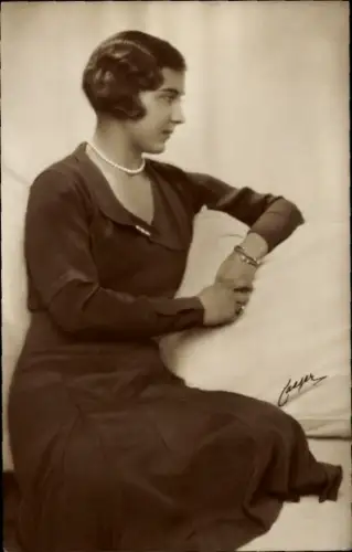 Ak Prinzessin Ingrid von Schweden, seitliches Sitzprofil