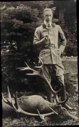 Ak Kronprinz Wilhelm von Preußen auf der Jagd, Portrait mit erlegtem Hirsch