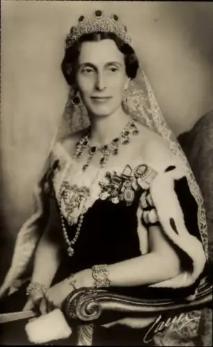 Ak Portrait der Kronprinzessin Louise, Festrobe mit Kronjuwelen und Orden