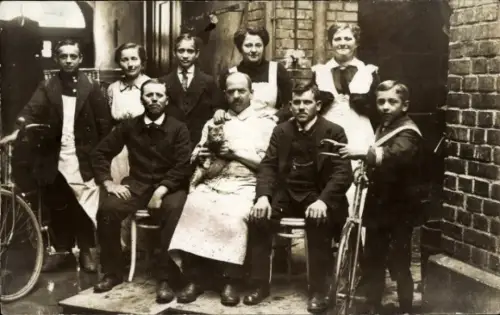 Foto Ak Menschen-Gruppenfoto, Fahrräder