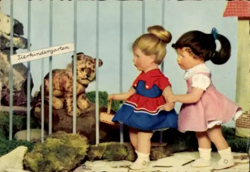 Ak Zwei Puppen im Tierkindergarten, Plüschtiger, Käthe Kruse