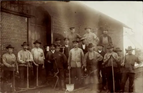 Foto Ak Männer-Gruppenfoto, Spaten, Spitzhacken, Arbeiter