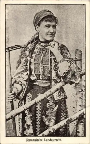 Ak Bäuerin in rumänischer Landestracht, Harke, Jackett, Rock
