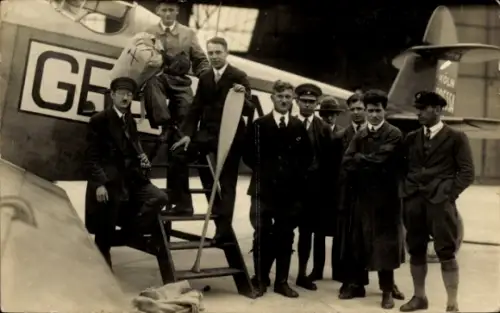 Foto Ak Flugzeug, Männer-Gruppenfoto