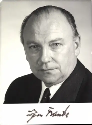 Foto Politiker Egon Franke, Bundesminister für innerdeutsche Beziehungen, Autogramm