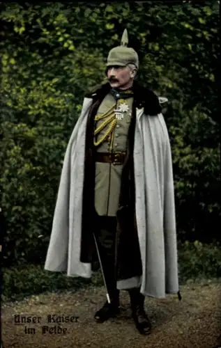 Ak Kaiser Wilhelm II. im Felde, Standportrait, Uniform, Pickelhaube, Mantel