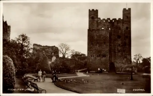 Ak Rochester South East England, Rochester Castle, Parklandschaft, Spaziergänger, Enten, Schwarz-