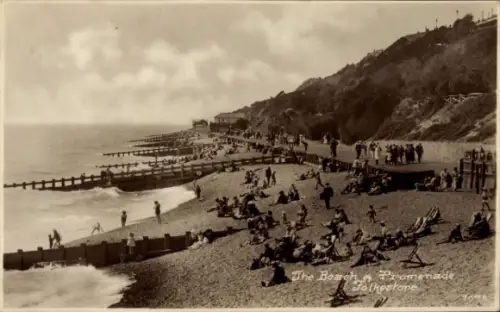 Ak Folkestone Kent England, Strandpromenade, Menschen, Wellen, Holzstege, Folkestone