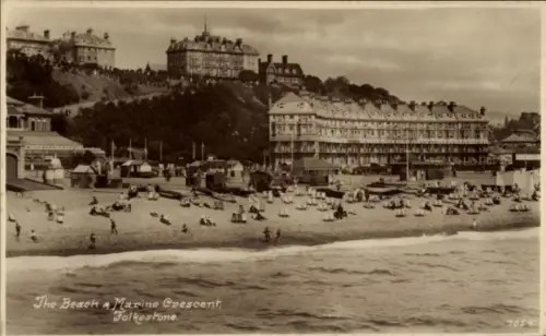 Ak Folkestone Kent England, Strand, Marine Crescent,  Menschen am Strand, Hotels im Hintergrund