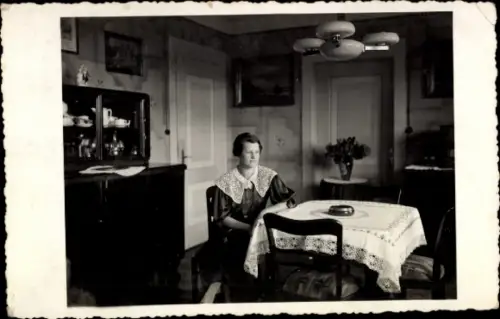 Foto Ak Frau am Tisch in einer Wohnstube, Portrait, Pfingsten 1935, Marie, Kempten