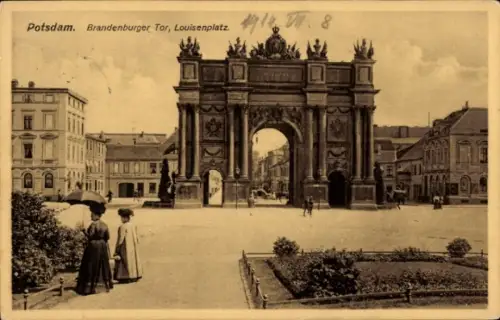 Ak Potsdam, Brandenburger Tor, Louisenplatz,  zwei Frauen mit Schirm