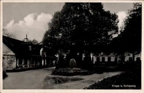 Ak Kropp in Schleswig,  Baum, Gebäude, Straße, Schwarz-Weiß-Foto