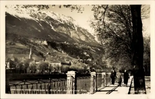 Ak Innsbruck Tirol, Patscherkofel,  Innpromenade, Blick auf die Berge, Spaziergänger