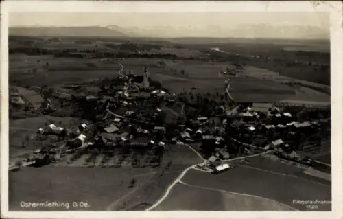 Ak Ostermiething Oberösterreich, Luftaufnahme von  ländliche Umgebung, 1520