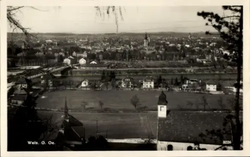 Ak Wels in Oberösterreich, Stadtansicht von  O. Oe., Brücke, Kirche, Häuser