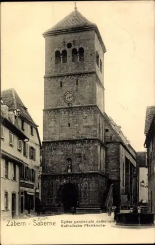 Ak Saverne Zabern Elsass Bas Rhin, Katholische Pfarrkirche, Uhrturm, Ziegelsteinbau, Stadtansicht