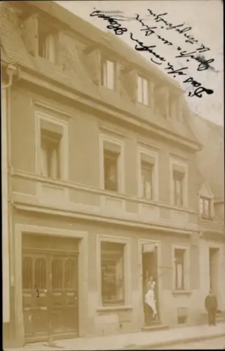 Foto Ak Schwetzingen in Baden, Wohnhaus, Geschäft, Anwohner