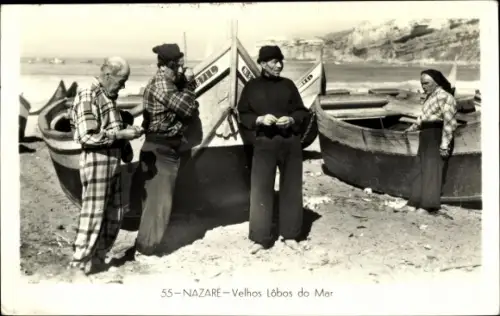 Ak Nazaré Nazareth Portugal, Velhos Lobos do Mar, Fischer vor ihren Booten, Strand