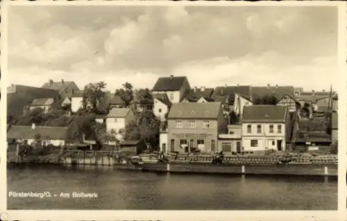 Ak Fürstenberg an der Havel, Fürstenberg/0, Am Bollwerk, Häuser, Wasser, Schiff