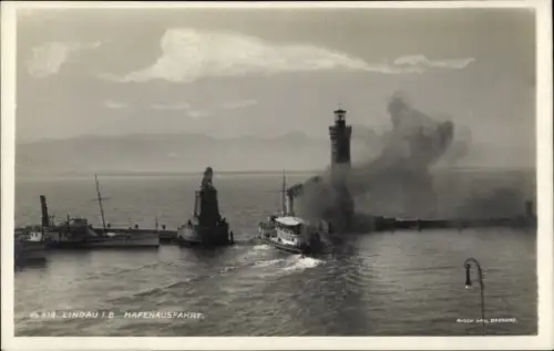 Ak Lindau am Bodensee Schwaben, Hafenausfahrt, Leuchtturm, Dampfschiff