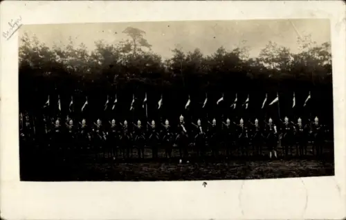 Foto Ak Deutsche Soldaten zu Pferden, Fahnen, Pickelhaube, Anvers