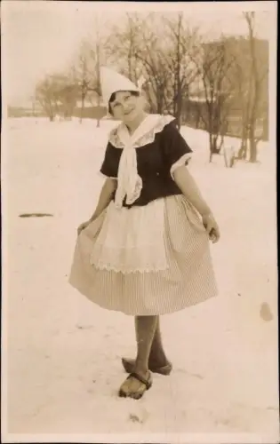 Foto Nordholland, Frau in niederländischer Tracht, Winter