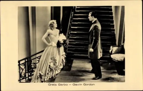 Ak Schauspieler Gavin Gordon und Greta Garbo, Filmszene, Kleid