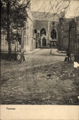 Ak Fournès Gard, Straße mit Tor, Bäume, Gebäude,  Atmosphäre