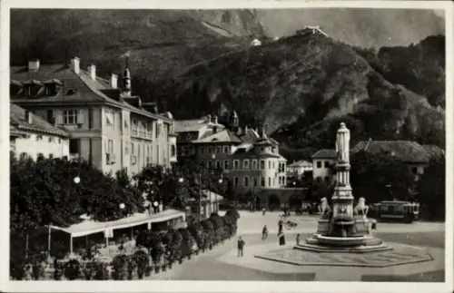 Ak Bozen Bolzano Südtirol, Piazza Vittorio Emanuele, Brunnen, Gebäude, Menschen, Tram