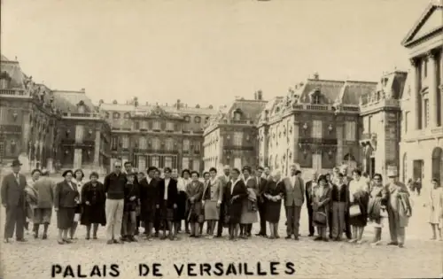 Ak Versailles Yvelines, Menschen im Palais