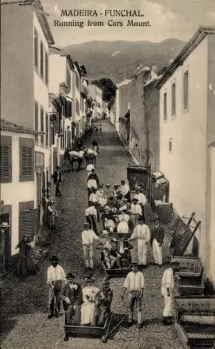 Ak Funchal Insel Madeira Portugal,  Madeira, Menschen in Schlitten, Bergabfahrt,  Aufnahme
